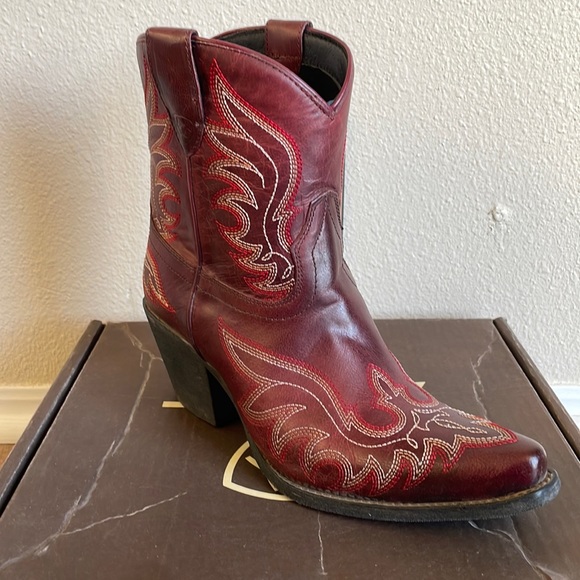 Ariat Shoes - Women’s Ariat booties, size 9.